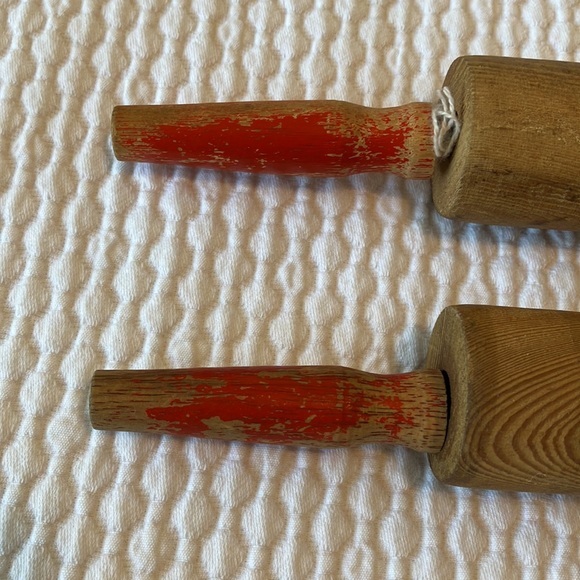 Two vintage rolling pins, wooden, red handles - Picture 5 of 10
